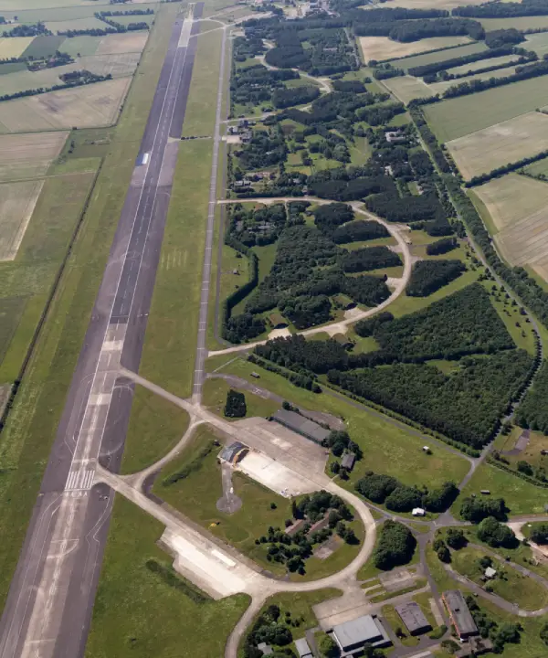 Alter verlassener Flugplatz bei Nebel, Luftaufnahme